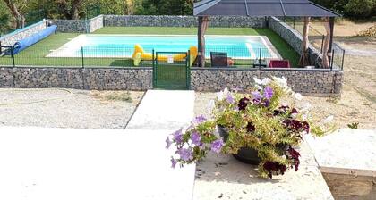 Spacious 7-person villa facing Montagne de Lure