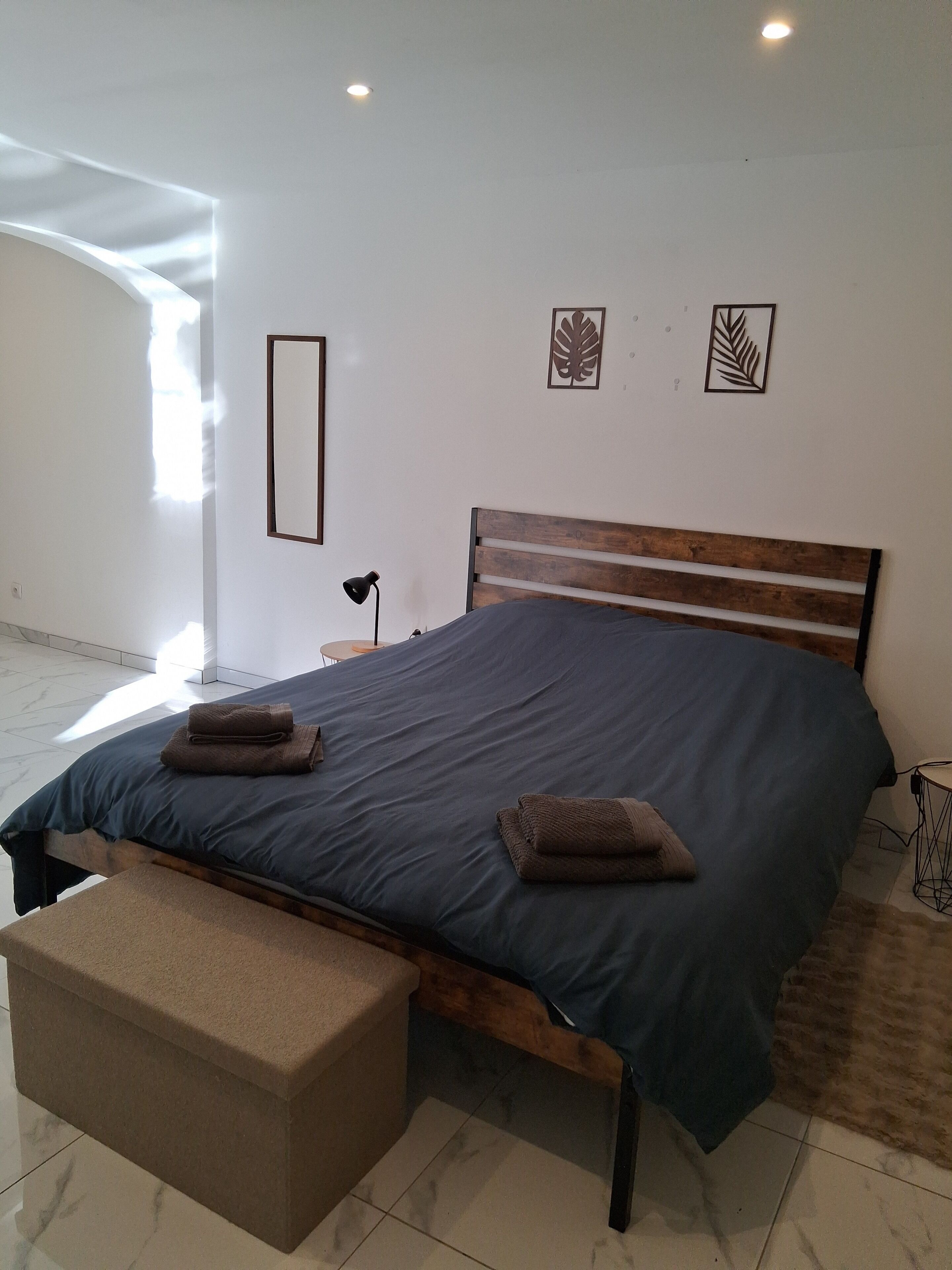 3 habitaciones, tabla de planchar con plancha, internet y ropa de cama 