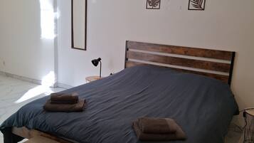3 habitaciones, tabla de planchar con plancha, internet y ropa de cama