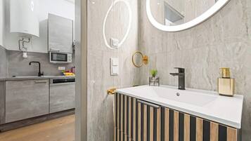 Shower, hair dryer, towels