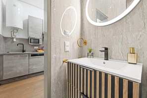 Dusche, Haartrockner, Handtücher