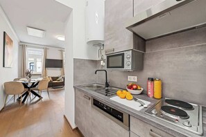Kühlschrank, Mikrowelle, Ofen, Herdplatte