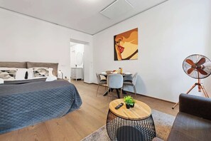 1 bedroom, iron/ironing board, WiFi, bed sheets - Stylish Studio, Smart TV, 2 Beds (Vienna)
