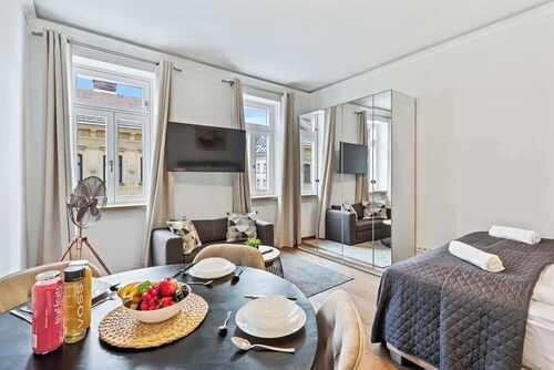 Stylish Studio, Smart TV, 2 Beds