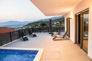 Pool - panoramic view - free parking - Villa in Split (Podstrana)