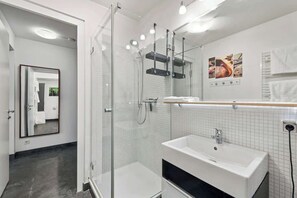 Shower, hair dryer, towels - 2.Zimmer Wohnung, im Zentrum, Garage, Terrasse (Vienna)