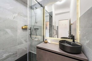 Shower, hair dryer, towels - Artistic Apartment, 1-Bedroom, Flat TV (Vienna)