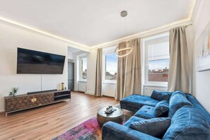 TV, stereo, offices - Artistic Apartment, 1-Bedroom, Flat TV (Vienna)