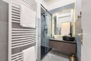 Shower, hair dryer, towels - Artistic Apartment, 1-Bedroom, Flat TV (Vienna)