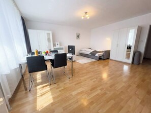 Interior - Sunny studio, 15.min to city center, A/C (Vienna)