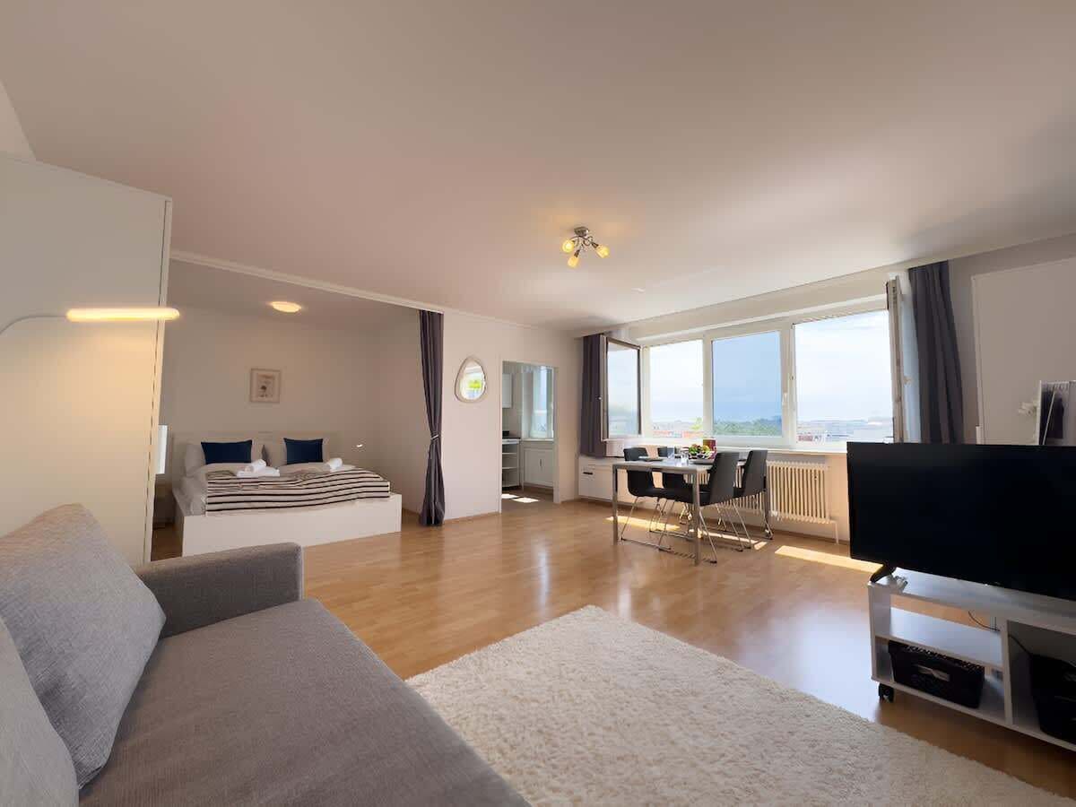 Tabla de planchar con plancha, wifi y ropa de cama 