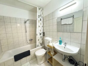 Shower, hair dryer, towels - Sunny studio, 15.min to city center, A/C (Vienna)