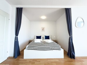 Tabla de planchar con plancha, wifi y ropa de cama 