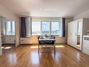 Dining - Sunny studio, 15.min to city center, A/C (Vienna)