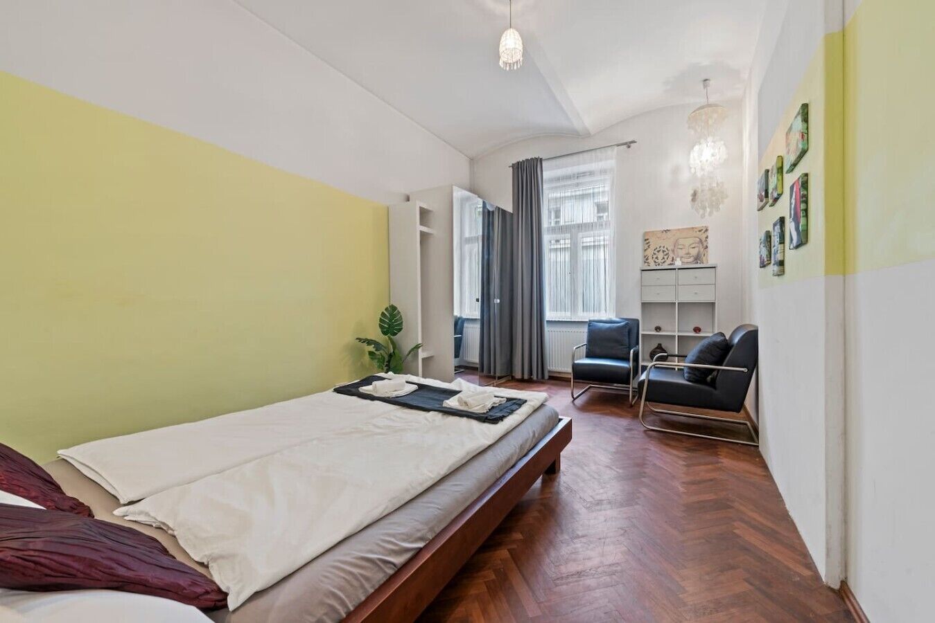 Desk, iron/ironing board, WiFi, bed sheets