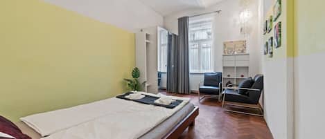 Desk, iron/ironing board, WiFi, bed sheets