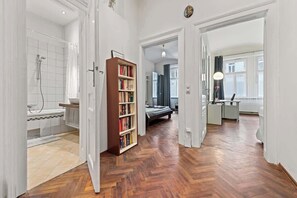2 bedrooms, desk, iron/ironing board, WiFi - 2Bedroom Vintage Apartment+Garden, near Schönbrunn (Vienna)