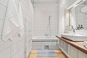 Shower, hair dryer, towels - 2Bedroom Vintage Apartment+Garden, near Schönbrunn (Vienna)