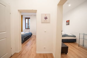 Ein Schlafzimmer mit einem Bett, einer Bank und einer Heizung.