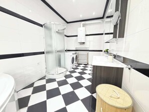 Douche, sèche-cheveux, serviettes fournies