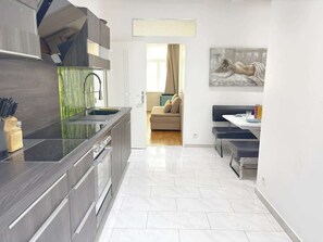 Fridge, microwave, oven, stovetop - LIV:ON 3 Bedrooms, TV, Fully Equipped Kitchen (Vienna)