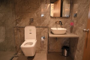 Habitación ejecutiva | Baño | Ducha, artículos de higiene personal gratuitos, toallas y jabón