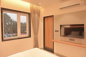 Rollaway beds, free WiFi, bed sheets - The Citrine Hotel  (Pipariya)