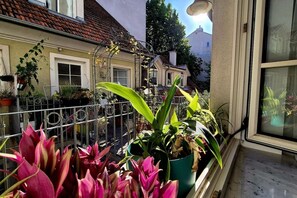 A balcony with potted plants, a metal railing, and a view of neighboring buildings. - Studio mit Balkon, im Zentrum, Klimaanlage (Vienna)