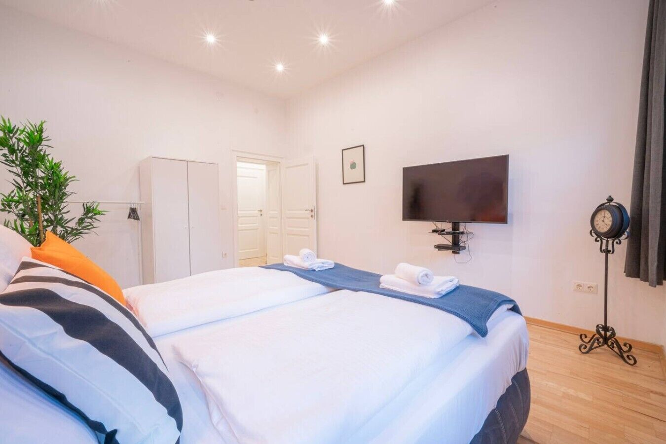 Iron/ironing board, WiFi, bed sheets