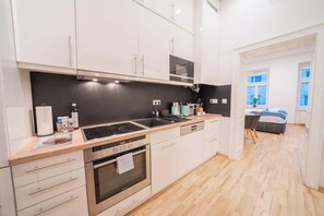 Private kitchen - King-size boxspring beds, 15 minutes to center, TV (Vienna)