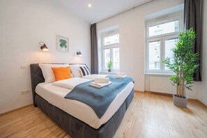 2 bedrooms, WiFi - King-size boxspring beds, 15 minutes to center, TV (Vienna)