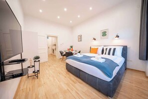 2 bedrooms, WiFi - King-size boxspring beds, 15 minutes to center, TV (Vienna)