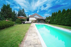 A residential property with a swimming pool, a covered patio, and a well-maintained garden. - Idyllic Retreat, Pool & Private Pond near Vienna (Gablitz)
