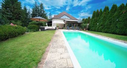 Idyllic Retreat, Pool & Private Pond near Vienna