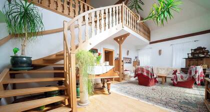 Idyllic Retreat, Pool & Private Pond near Vienna