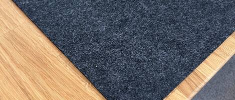 A black felt placemat with the text "Saison, dass du bist" on a wooden table.