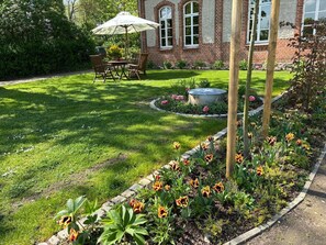 Outdoor dining - Cozy Holiday Apartment in the Manor House Groß Upahl (Gülzow-Prüzen)