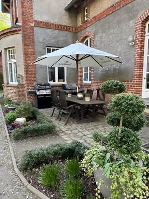 Outdoor dining - Cozy Holiday Apartment in the Manor House Groß Upahl (Gülzow-Prüzen)