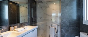 Dusche, Haartrockner, Handtücher