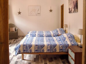 2 bedrooms, bed sheets - Logis 5 - Gîte Lougissoun (Entrecasteaux)