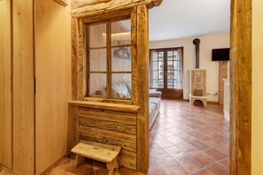 A wooden interior with a bench, a fireplace, and a sofa. - Apartment 'Fior Di Montagna' with Mountain View, Shared Terrace and Wi-Fi (Bormio)