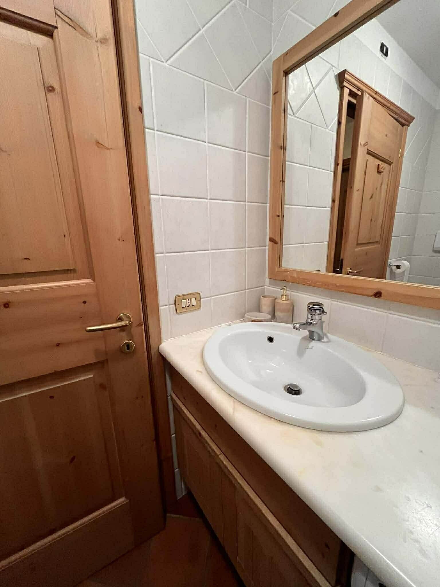 Dusj, hårføner og håndklær