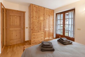 2 dormitorios, tabla de planchar con plancha, wifi y ropa de cama
