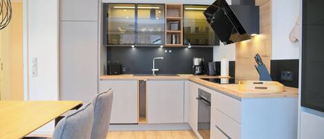 KĂŒhlschrank, Ofen, Herdplatte, GeschirrspĂŒler