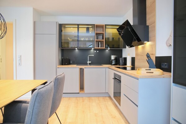 Fridge, oven, stovetop, dishwasher - Modern vacation apartment with WLAN and terrace - only 230 m to the beach in Grömitz (Grömitz)