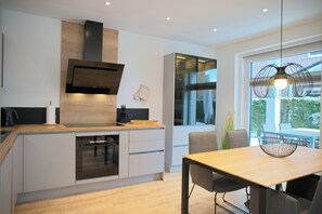 Fridge, oven, stovetop, dishwasher - Modern vacation apartment with WLAN and terrace - only 230 m to the beach in Grömitz (Grömitz)