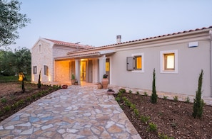 Exterior - Villa Oliva with Private Pool by Konnect (Kato Korakiana)