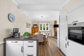 Wasserkocher mit Kaffee-/Teezubehör, Kühlschrank, Mikrowelle, Ofen