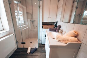 Regadera, secadora de cabello, toallas 