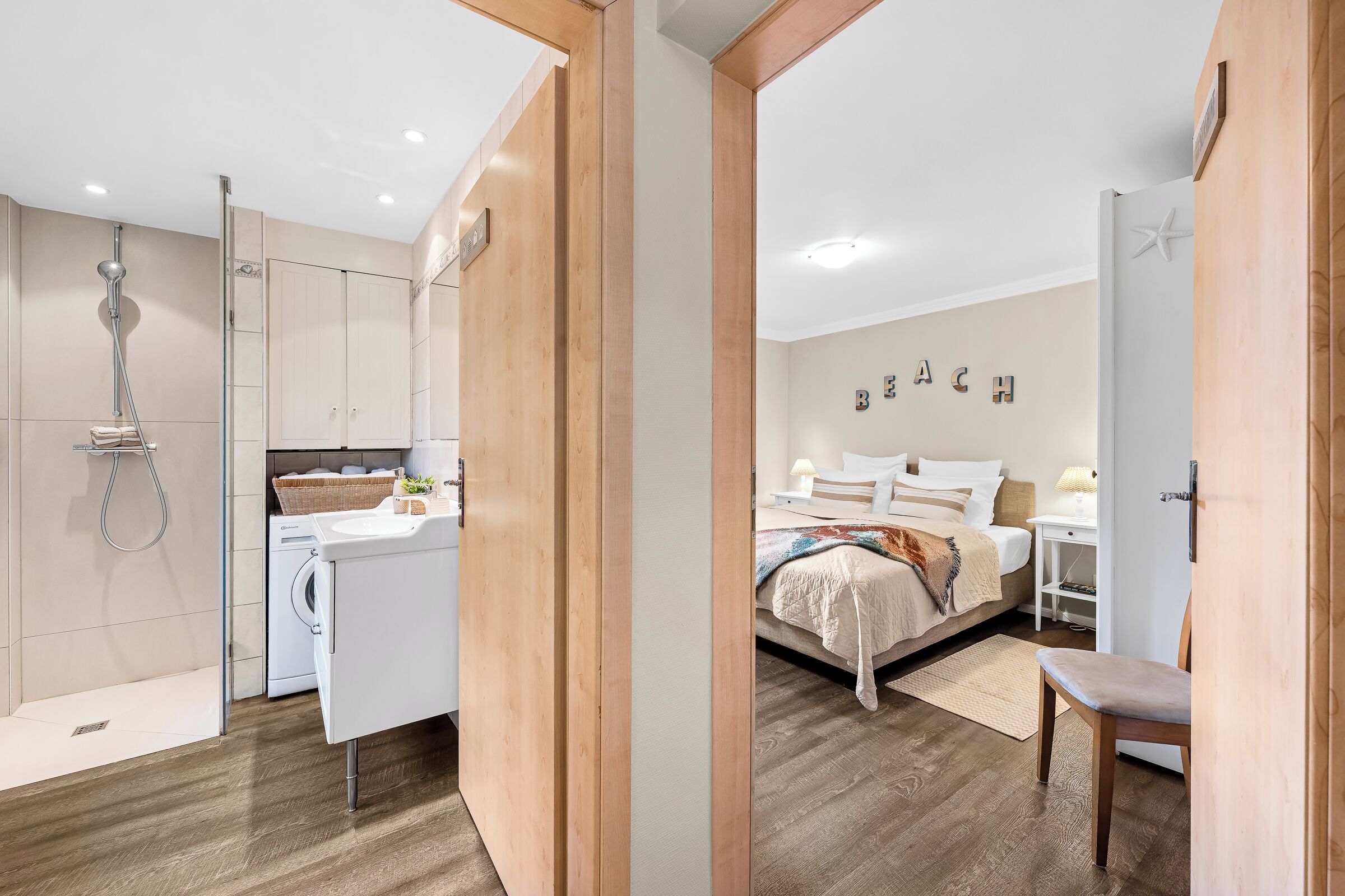 Ein modernes Hotelzimmer mit Dusche, einem Bett, einem Schreibtisch und einem Stuhl.